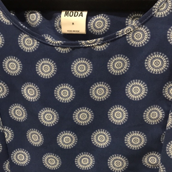 VERO MODA ladies Stylish Top with puffy sleeves. Size Medium, blue in colour - Picture 2 of 6